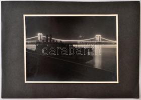 cca 1930 M.F.T.R. Erzsébet királyné gőzös a Dunán a háttérben a kivilágított Lánchíddal és Parlament...