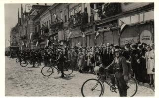 1940 Szatmárnémeti, Szatmár, Satu Mare; bevonulás, kerékpáros katonák, háttérben üzletek / entry of the Hungarian troops, soldiers with bicycles, shops in the background (EK)