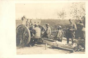 Első világháborús osztrák-magyar gyorstüzelő ágyú lövésre készen / WWI K.u.k. military, rapid fire cannon ready to fire. photo