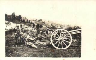 Első világháborús osztrák-magyar ágyú betöltés közben / WWI K.u.k. military cannon during loading. photo