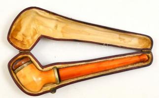 Régi pipa borostyánszínű szárral, saját tokjában, javításra szorul