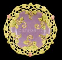 3 db szecessziós dísztányér, kézzel festett, jelzés nélkül, kopásokkal, d: 21,5 cm