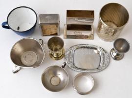 Fém tárgyak tétele: Két füles csésze, tojástartó, kis tálca, szalvétagyűrű cigaretta tartó, parfűm t...