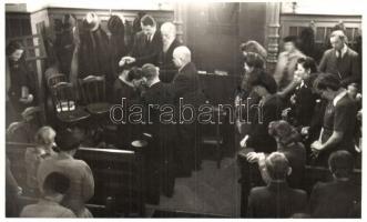 1943 Budapest, Huszka Jenő karmester vezényel a Diakónus avatáson. Fényképezte Bakó Károly Hegyalja ...