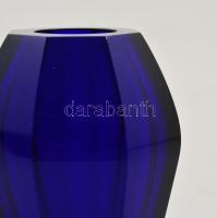 cca 1930 Moser art deco váza, jelzett, anyagában színezett, formába öntött, hibátlan, m: 15,5 cm /
...