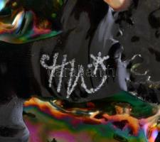 Horváth Márton (1941-2013): Irizáló díszváza, anyagában színezett, fújt üvegszál díszítéssel, hibátl...