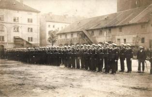 Osztrák-magyar matróz kadétok az újonciskola udvarán / K.u.K. Kriegsmarine mariner cadets on the recruit schools courtyard. group photo