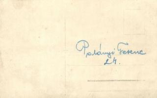 Osztrák-magyar matrózok a kikötőben. Hátul Zenta-osztályú cirkáló előtte torpedónaszád (250T?) / K.u...