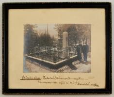 1931 Zabola, Háromszék megye (ma: Zăbala), Bene Sándor százados szüleinek sírja, fotó Neuhauser kovásznai műterméből, pecséttel jelzett, üvegezett fa keretben, 17×23 cm