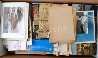 Vegyes papírrégiség tétel, kisnyomtatványok, képeslapok, stb., egy doboznyi, érdekes anyag