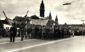 ~1950 Győr, Május 1-i felvonulás a városháza előtt. photo (EK)
