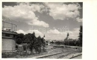 1939 Győr, látkép a Rába part mellől vasúti sínekkel, templomok
