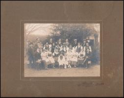 cca 1910-1920 Kőszeg, társaság ünneplőben, kartonra kasírozott, pecséttel jelzett fotó, 12×16,5 cm