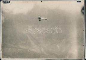 1914 K. D. Kampfapparat, katonai repülő a levegőben, légi felvétel, hátoldalon feliratozva, 12×17 cm