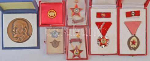 12db-os vegyes jelvény, kitüntetés és emlékérem tétel a szocializmus időszakából, közte 1954. "Magyar Partizán Emlékérem", "A Belkereskedelem Kiváló Dolgozója", "Balesetmentes Közlekedésért" T:vegyes