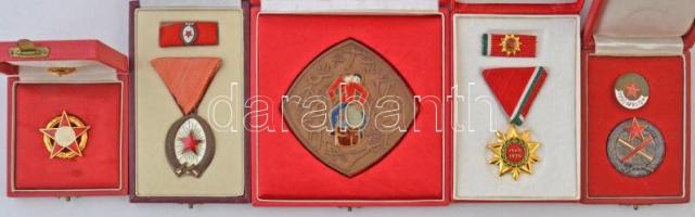 12db-os vegyes jelvény, kitüntetés és emlékérem tétel a szocializmus időszakából, közte 1954. "...