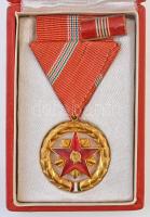 1954. Szocialista Munkáért Érdemérem zománcozott fém kitüntetés mellszalagon, szalagsávval, dísztokban T:1
