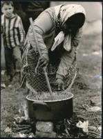 cca 1970 Cigány asszony tűzön főz, jelzetlen fotó, 24×18 cm