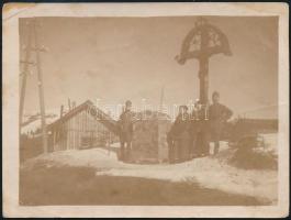 1917 Katonai emlékmű Keresztre feszített Krisztussal a Priszlop tetején (Erdély), hátoldalon feliratozott fotó, 8,5×11,5 cm