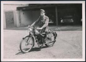 cca 1944 Katona motorkerékpárral, fotó, 7×10 cm