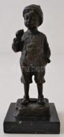 A kis csavargó, jelzett (Schmidt Felling, J.B Deposee), nagy szériás modern bronz figura, m:18 cm