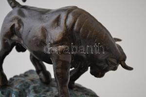 Jelzés nélkül: Bika. Bronz, márvány talapzaton, m:16,5 cm, h:17 cm