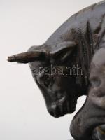 Jelzés nélkül: Bika. Bronz, márvány talapzaton, m:16,5 cm, h:17 cm