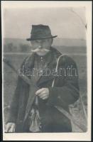 cca 1940-1950 Idős paraszt, 4 db fotó, Kádár György (1912-2002) Kossuth-díjas festő, grafikus, főisk...