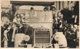 1940 Marosvásárhely, Targu Mures; bevonulás Rába-Botond katonai gépkocsival, honleány és katona az autó oldalán / entry of the Hungatian troops, military automobile. Körtesi photo