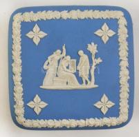 Wedgwood bisquit bonbonier, jelzett, nagyon apró kopásokkal, 10×10×5 cm