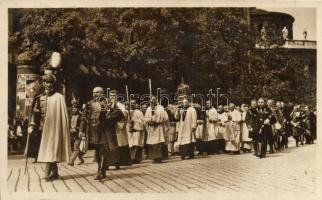 1930 Budapest, Szent István napi körmenet a Szent Imre évben, a papság Szent István jobbját viszi