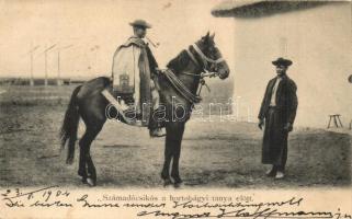 1904 Hortobágy, Számadócsikós a tanya előtt
