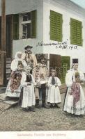 1913 Szász család Veresmartról / Sächsische Familie aus Rothberg / Transylvanian Saxon family from Rosia, folklore (kis szakadás / small tear)