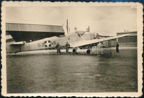 1940 FW 58B-2-es gyakorlóbombázó a kassai repülőtéren, hátoldalon feliratozott fotó, 6×8,5 cm / FW 58B-2 aircraft, photo