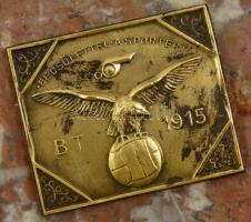 ~1915. "Becsülettel a Sportért - BT 1915" fém emlékplakett márványlapon (plakett 47x39mm) ...