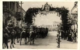 1940 Dés, Dej; bevonulás, díszkapu / entry of the Hungarian troops, decorated gate. So. Stpl