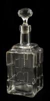 Szögletes italos üveg dugóval, jelzés nélkül, kis kopásokkal, a dugón apró csorbákkal, m: 21,5 cm