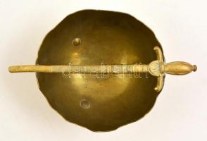 Réz tálka, tőr díszítéssel a tetején, m: 7 cm, d: 11 cm