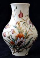 Zsolnay virágmintás porcelán váza, kézzel festett, jelzett, máz alatti hajszálrepedésekkel, m: 17 cm