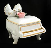 Galambos, rózsás porcelán zongora alakú bonbonier, kézzel festett, kopásnyomokkal, jelzés nélkül, 9×11×13 cm