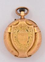 14K arany zsebóra pajzsos díszítéssel. Működő, de tisztításra szoruló szerkezettel. Üveg nélkül  / 1...