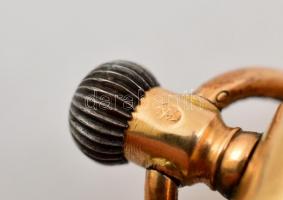 14K arany zsebóra pajzsos díszítéssel. Működő, de tisztításra szoruló szerkezettel. Üveg nélkül  / 1...