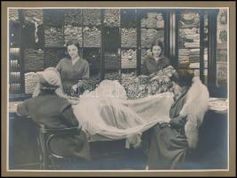 Budapestm VIII. József Krt. 10-12. Manus szőnyeg, fonal, gobelin üzlet portálja, valamint belseje és...