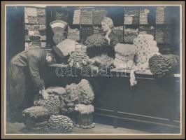 Budapestm VIII. József Krt. 10-12. Manus szőnyeg, fonal, gobelin üzlet portálja, valamint belseje és...