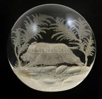 Szaladó vaddisznó, vadászmotívumos gravírozott üveg levélnehezék, kis kopásokkal, d: 8,5 cm
