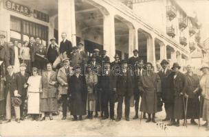 Tátra, Csorbató, Strbské Pleso; Nagyszálló és bazár, csoportkép / Grand Hotel and bazaar shop. Hegedűs photo  (EK)