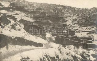 Első világháborús osztrák-magyar katonák barakkja a Dolomitokban, az olasz fronton / WWI Austro-Hungarian K. u. K. soldiers barracks at the Italian front, in the mountains, photo