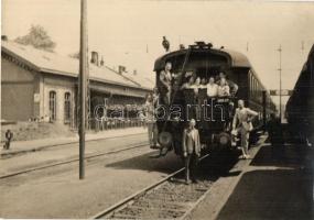 1934 Komárom, Komárnó; vasútállomás, csoportkép a vonat hátulján / railway station, group photo
