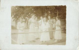 Tenisz meccs korabeli öltözékben / tennis match. photo (EM)