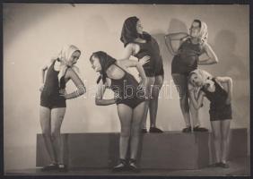 cca 1935 Leichtner Erzsébet vintage fotója Szentpál Olga gyermek tánccsoportjának tagjairól, jelzés nélkül, felületén törésvonal, 11,5x16,5 cm